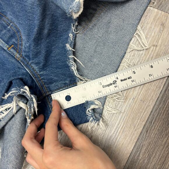 Levis Shorts Premium 501 Blue Womens 31 Button‎ Fly Distressed Denim Jean Jorts - Picture 8 of 12